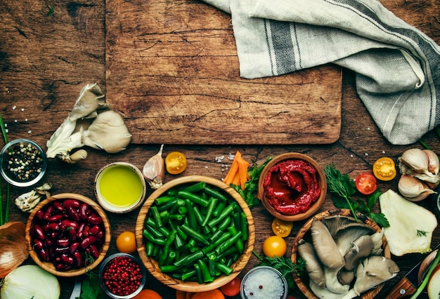 Kuchenne składniki na stole: warzywa i przyprawy